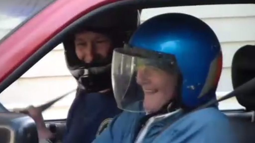 Con 91 años, cumple su sueño de... ¡empotrar su coche contra la puerta del garaje!