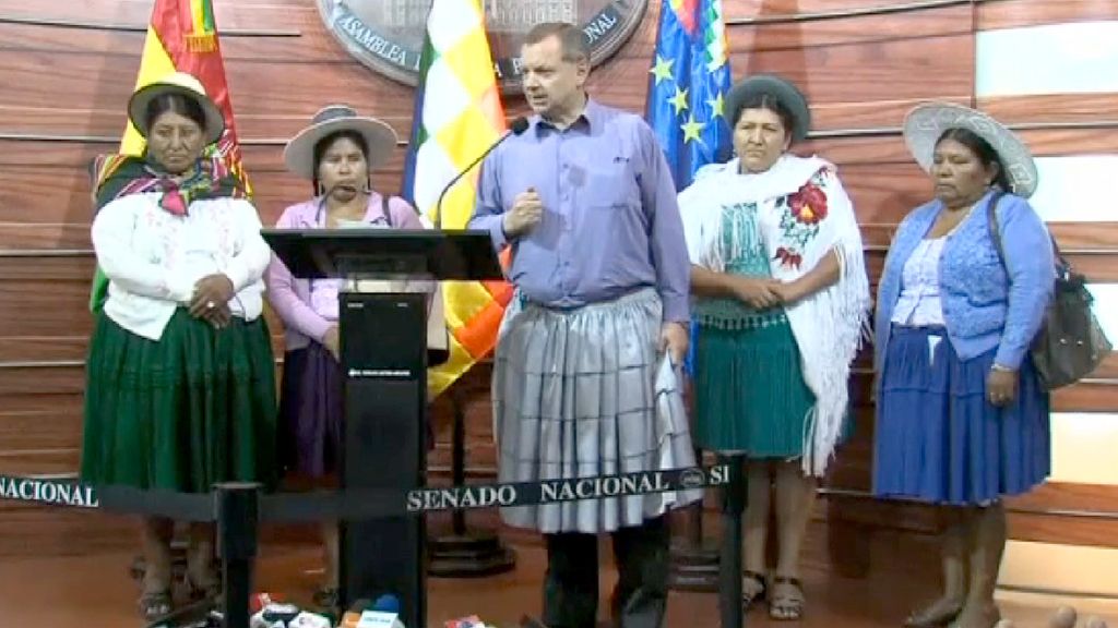 El presidente del Senado de Bolivia se pone falda en solidaridad con la mujer indígena
