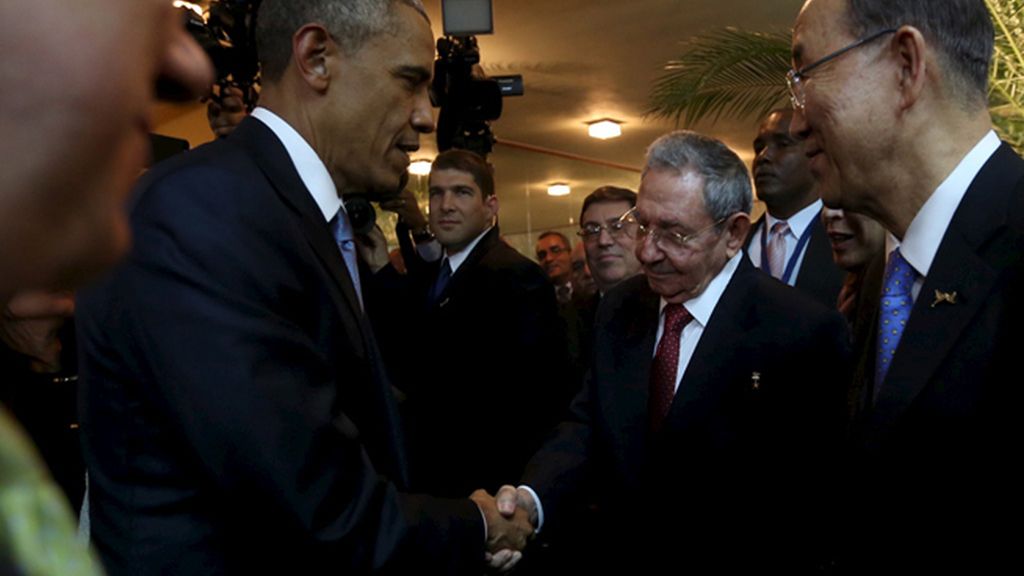 Apretón de manos histórico entre Barack Obama y Raúl Castro