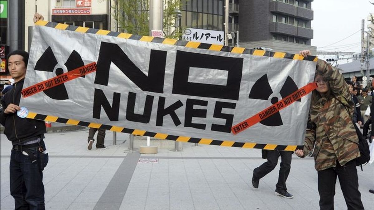 Manifestantes protestan en contra de la energía nuclear en Tokio (Japón) hoy, 10 de abril de 2011. Más de 2.000 personas han pedido el cierre de la central nuclear de Hamaoka en Nagoya, a unos 200 km al sureste de Tokio. La central estáa construida encima de dos placas tectónicas en un área en la que se espera un fuerte terremoto en un futuro. EFE