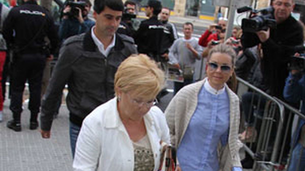 El torero 'Jesulín de Ubrique', ha acompañado a su esposa María José Campanario. Vídeo: Informativos Telecinco.