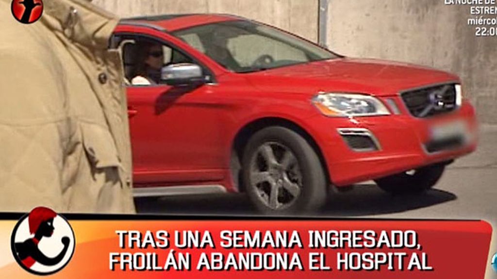 En coche, el nieto del Rey abandona el hospital junto a su madre