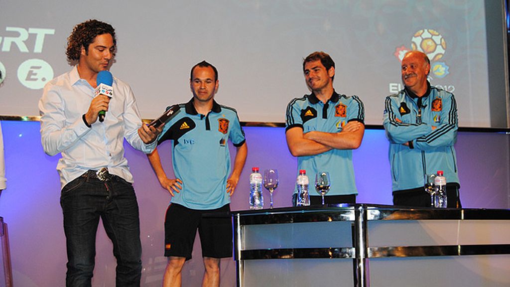 Vasile, J.J. Santos, Manu, Sara, Casillas, Iniesta, Del Bosque, en la presentación