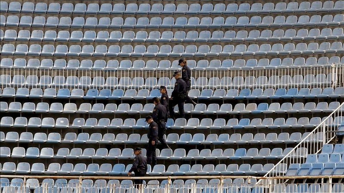 Miembros de la policía nacional inspeccionan el estadio de Mestalla (Valencia), donde mañana se juega la final de la Copa del Rey entre el Real Madrid y el FC Barcelona. EFE