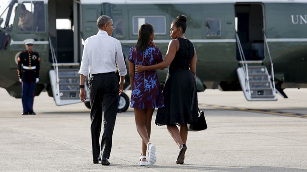La familia Obama inicia sus vacaciones de verano un día antes de lo planeado