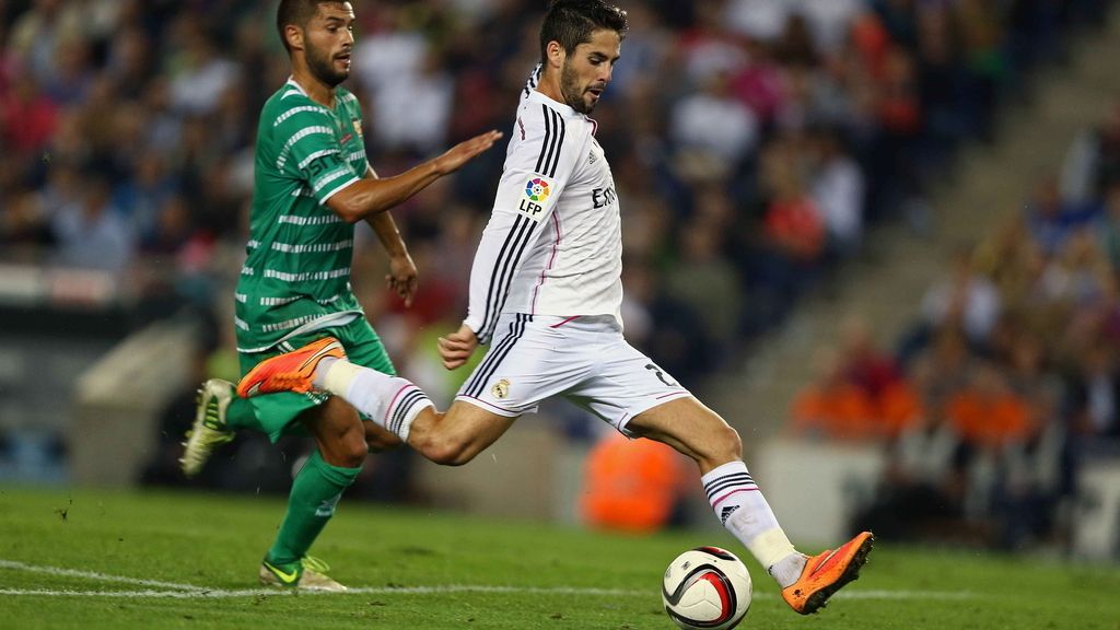 El centrocampista del Real Madrid Francisco Alarcón Isco (d) disputa un balón con el defensa del Cornellá Dani Mart