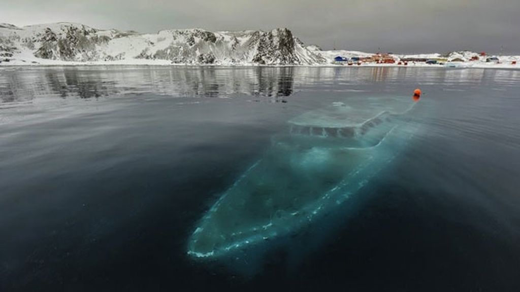 El yate hundido en la Antártica