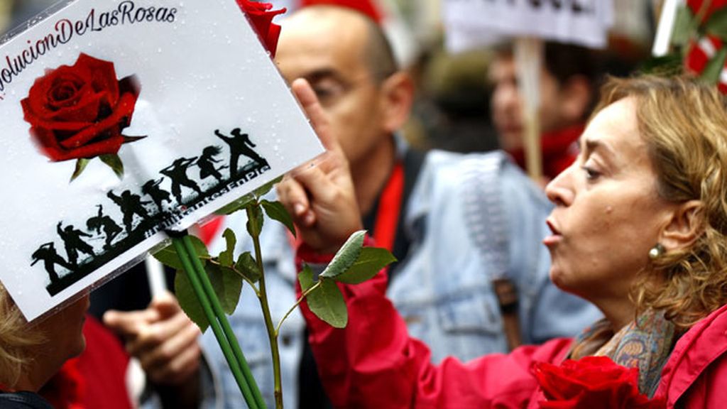 La revolución de las rosas socialistas para decirle 'no' a Rajoy