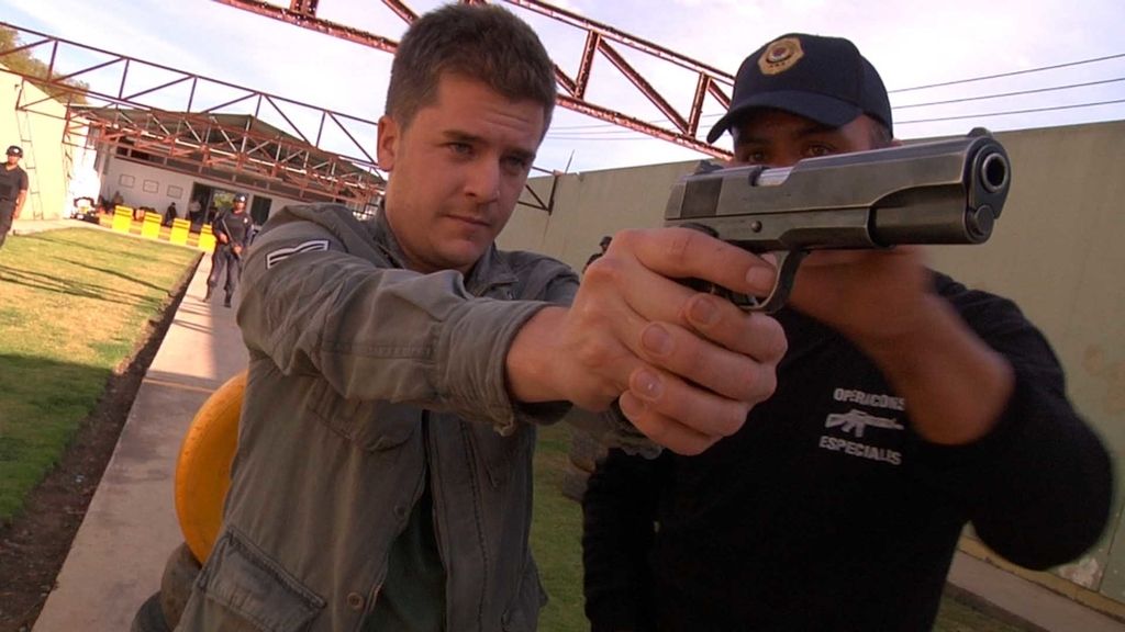 Luis Troya aprende a disparar con la policía de Michoacán