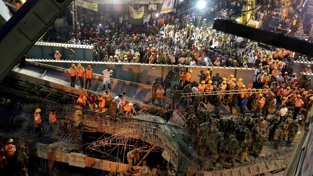 Búsqueda incansable de supervivientes tras el derrumbe del puente en la India