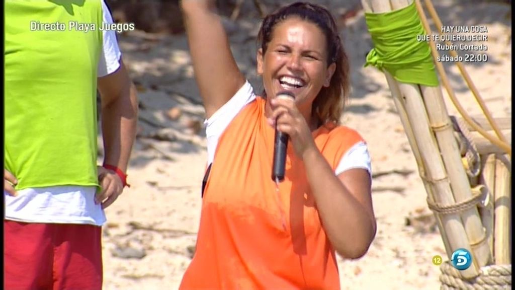 Katia Aveiro, con micrófono en mano, ha cantando durante la prueba
