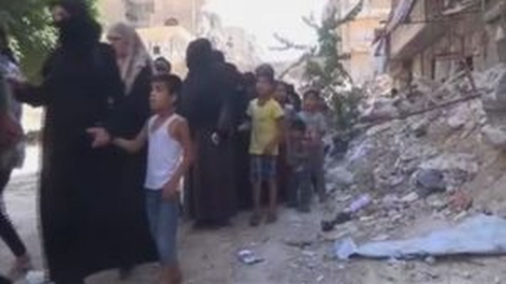 Decenas de personas continúan saliendo de Alepo por los corredores humanitarios