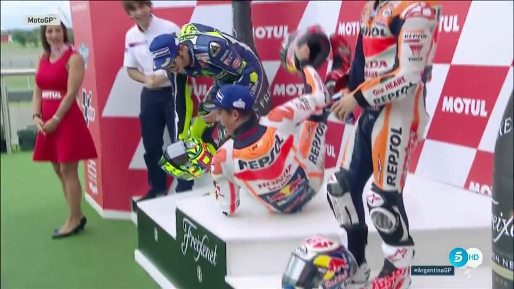 Marc Márquez se resbala al subir al podio y se cae de espaldas al celebrar la victoria