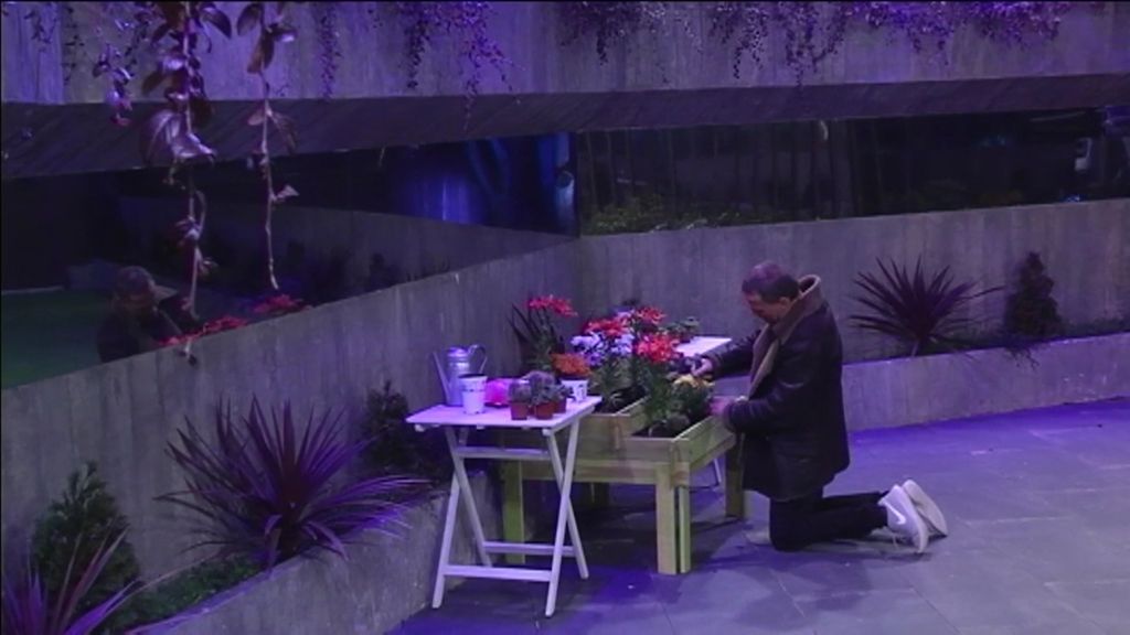 Carlos Lozano planta una flor en recuerdo de Julián Contreras: "Julianito, ponte bien"