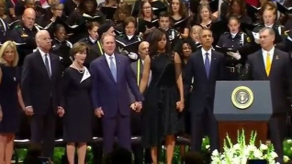 Bush se marca un bailecito durante el homenaje a las víctimas de Dallas