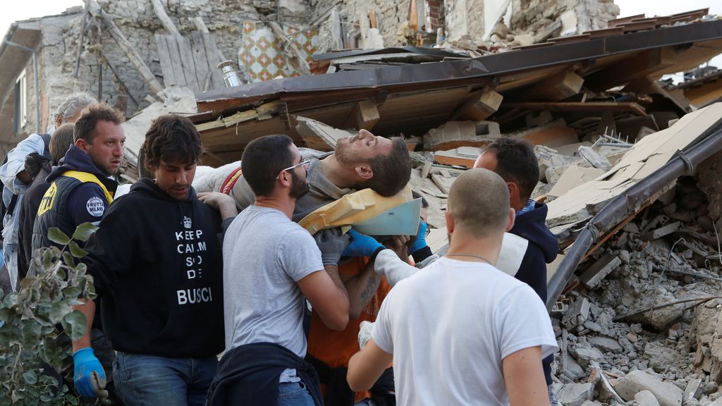 Los equipos de rescate siguen buscando entre los escombros del terremoto de Italia
