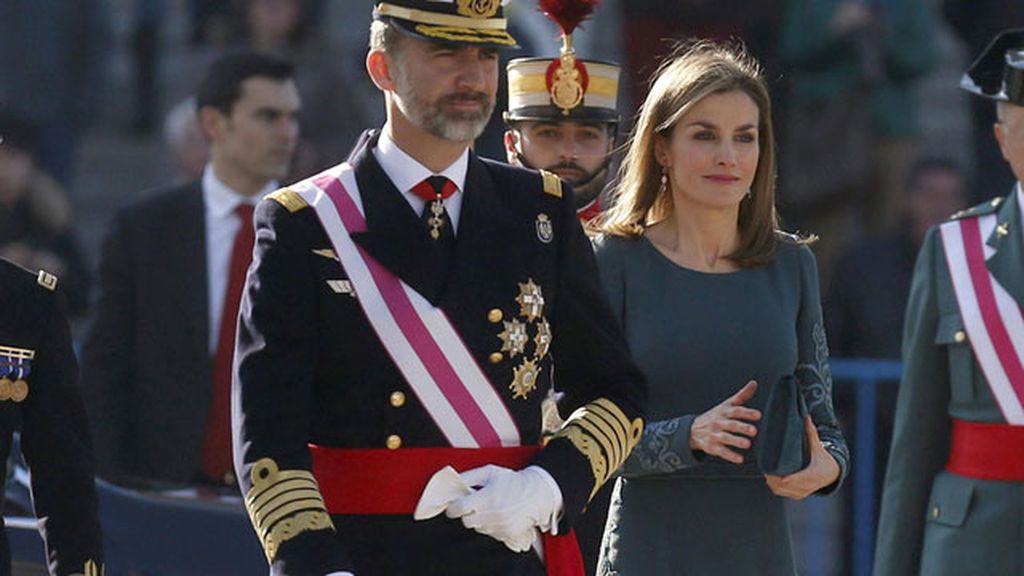 Felipe VI rinde homenaje a Don Juan Carlos en su primera Pascua Militar