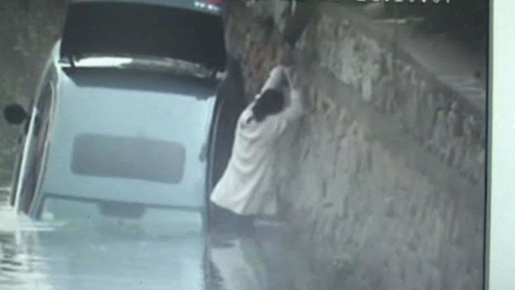Rescatada una mujer tras caer con su vehículo a un río en China