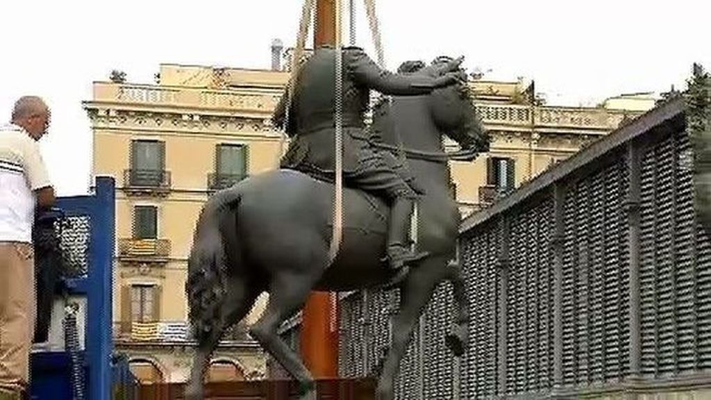 La estatua de Franco en el Born recibida con huevos