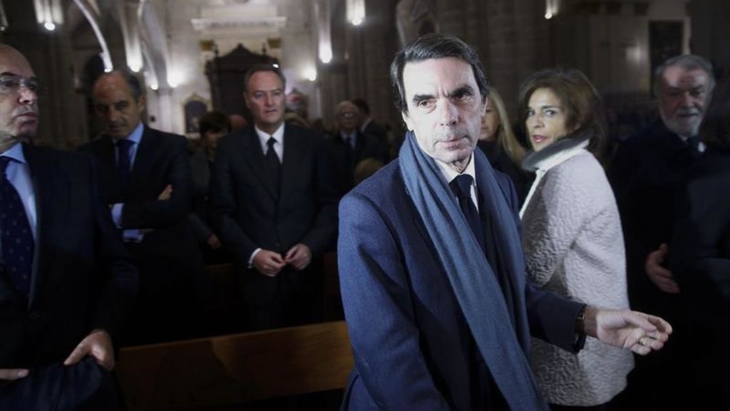 Aznar, recibido entre aplausos en el funeral de Rita Barberá