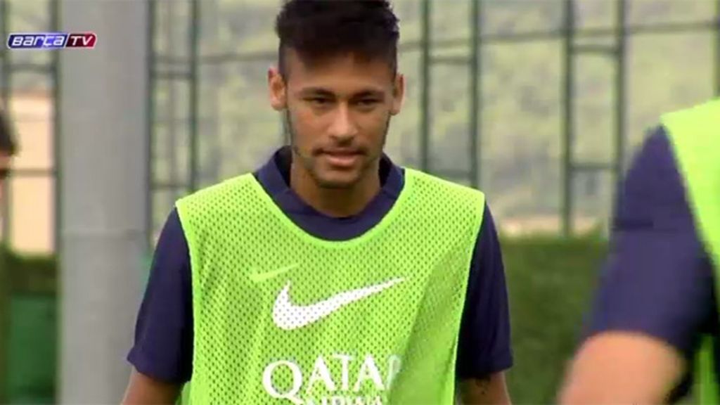 Neymar se entrena con sus compañeros