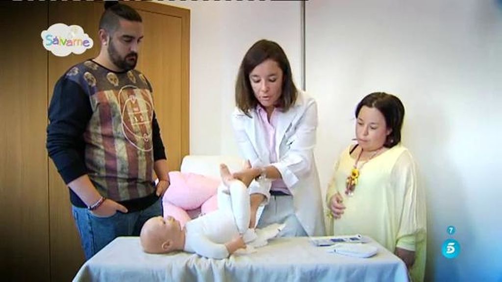Chiqui y Borja aprenden cómo poner pañales