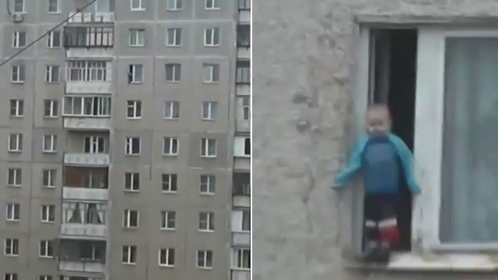 Un niño se juega la vida paseando por el alféizar de una ventana de un octavo piso