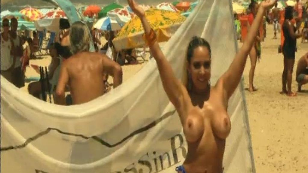 Protesta en la playa de Ipanema por la legalización del 'topless'