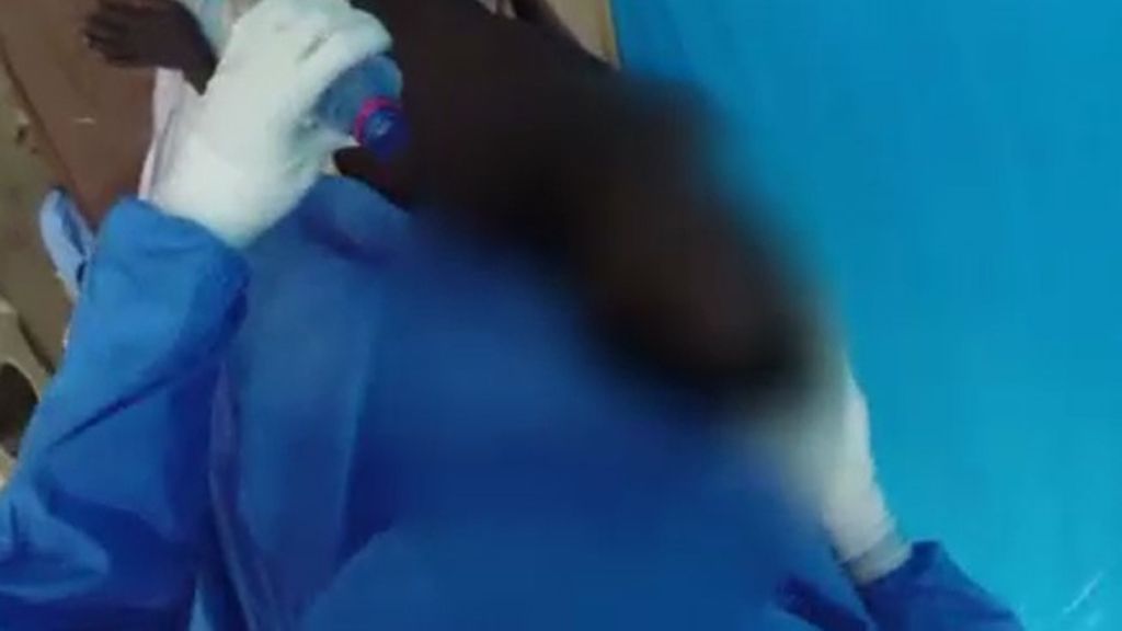 Un enfermero graba con una cámara la atención en Liberia