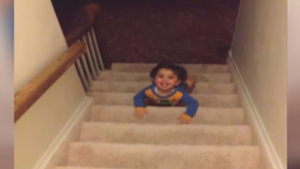 Así de original baja las escaleras un bebé