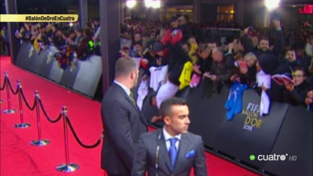 Un aficionado salta la valla de la alfombra roja y Cristiano Ronaldo se parte de risa