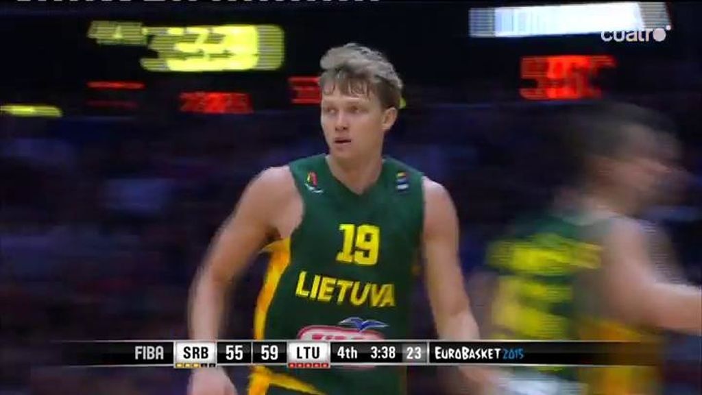 Esto es para listos... Kuzminskas recupera una balón perdido tirando de picardía