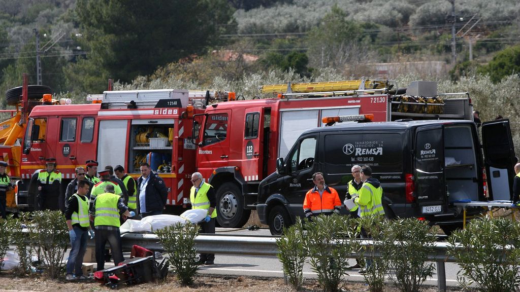 Trece universitarias muertas y 49 heridos en un accidente de autobús en Tarragona
