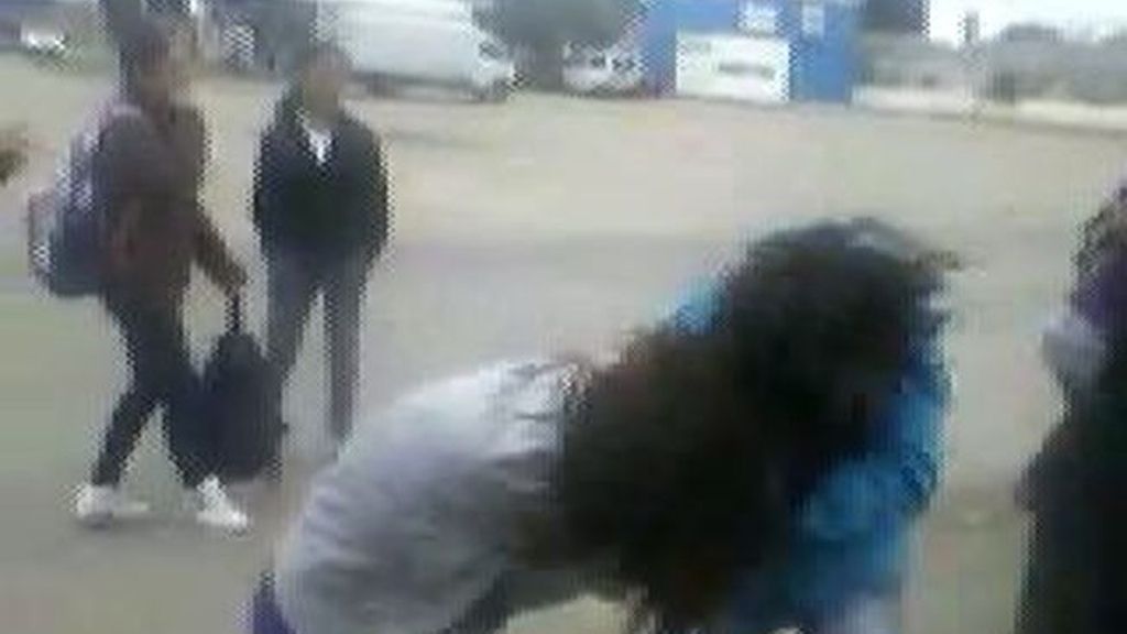 Brutal pelea entre cuatro chicas adolescentes a la salida del colegio