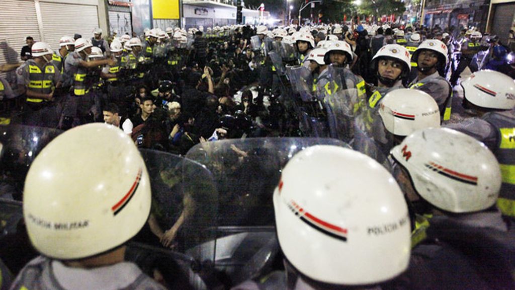 Sao Paulo protesta en la calle por los altos costes del Mundial
