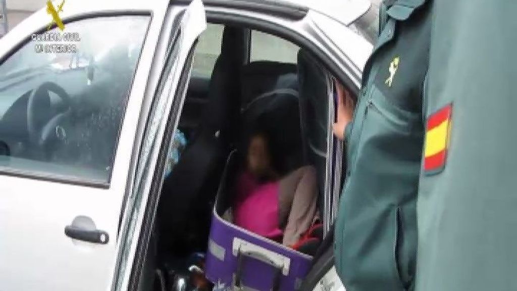 Hallan a una niña de ocho años escondida en una maleta en el paso de Algeciras