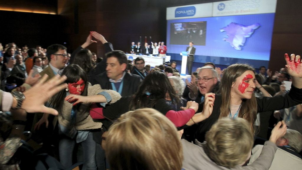 Pro abortistas interrumpen a Rajoy en el Congreso del PP vasco