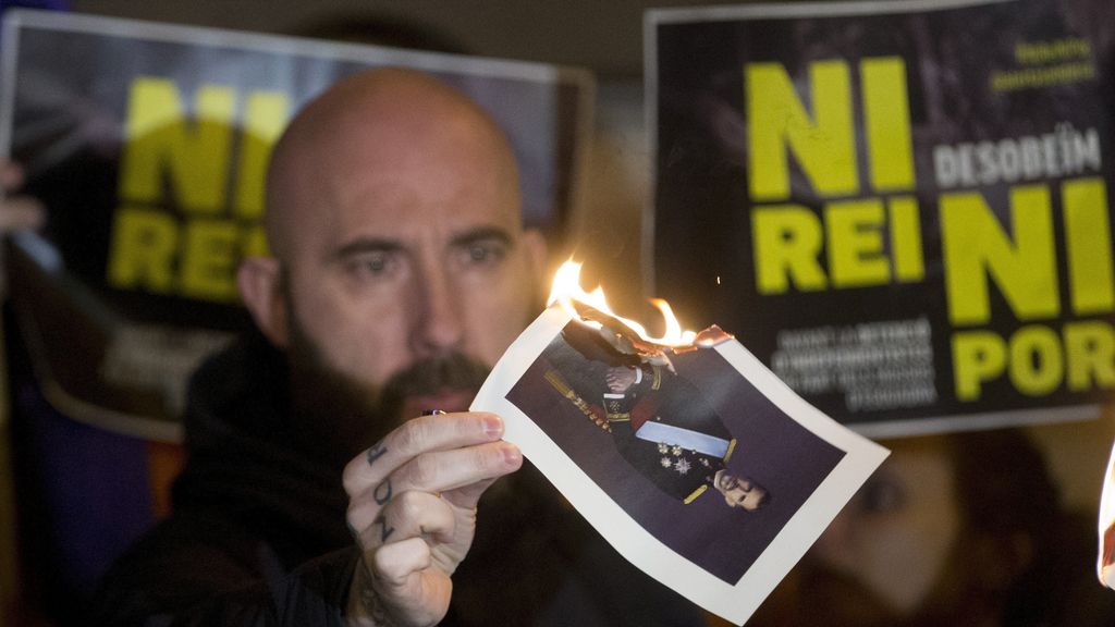 La CUP continúa su desafío y vuelve a quemar fotos de Felipe VI