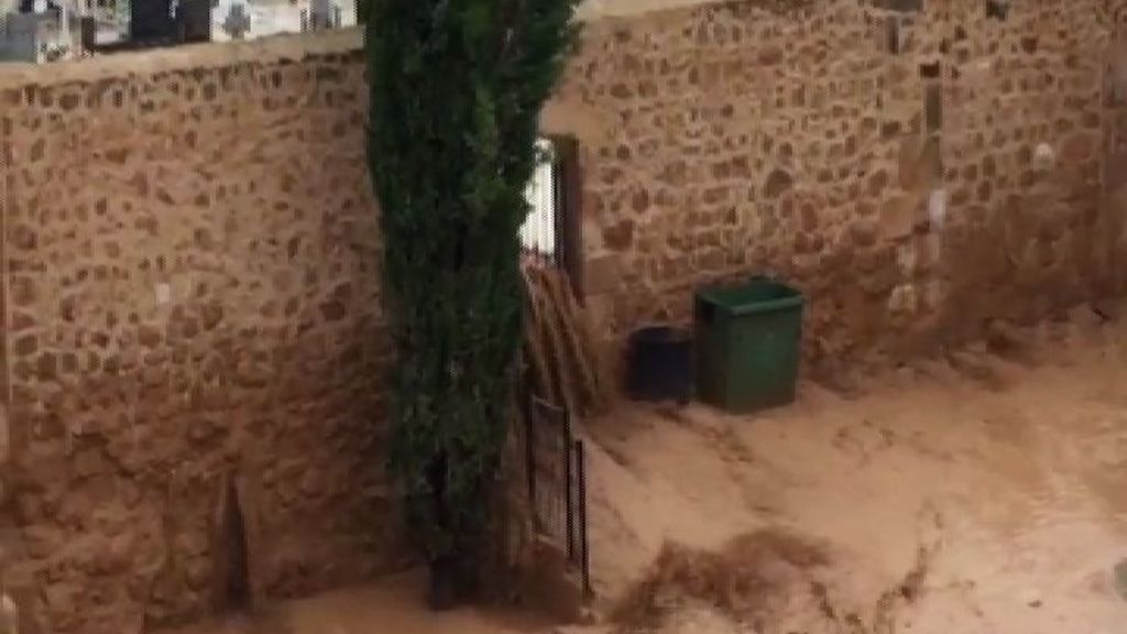 El muro de un cementerio se derrumba por las tormentas en Soria