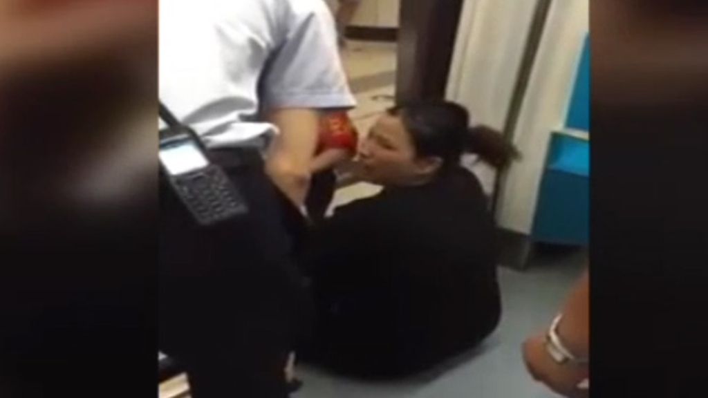 "No quiero bajar", la venganza de una embarazada tras no tener un sitio en el metro