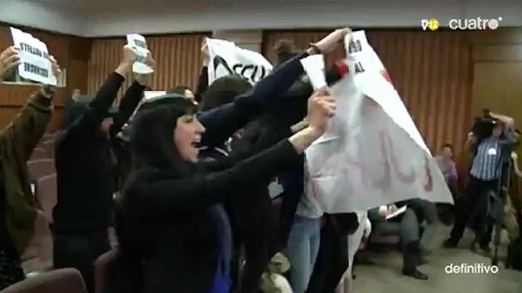 Protestas ante Ana Botella por el desalojo y derribo de una vivienda en Madrid