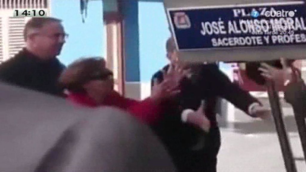 Se cae el cartel de una plaza durante la inauguración