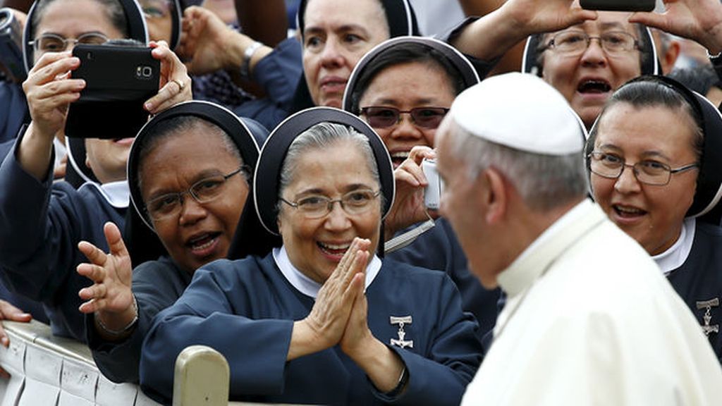 El Papa plantea que las mujeres puedan bautizar o casar