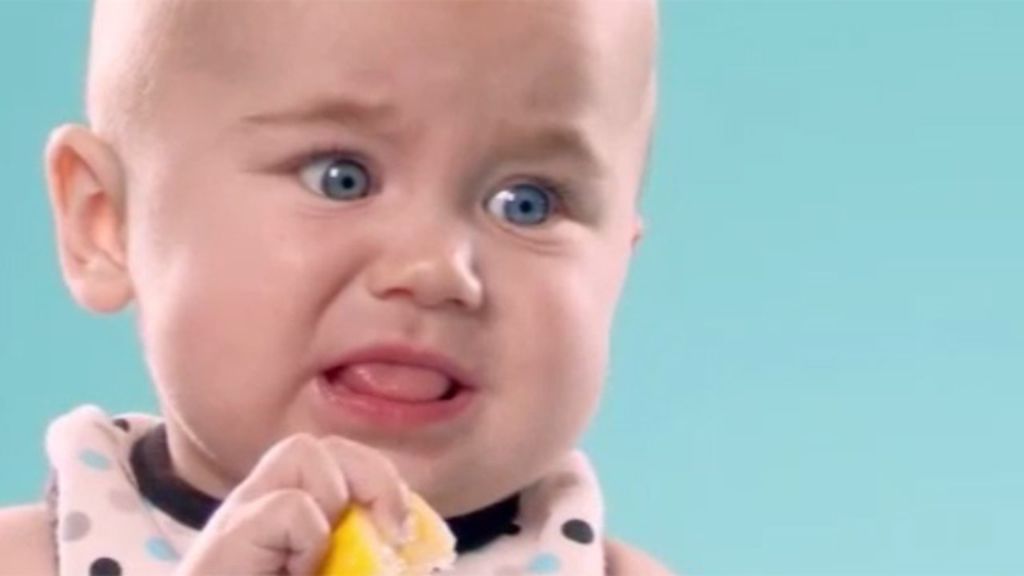 Así reacciona un bebé la primera vez que prueba un limón