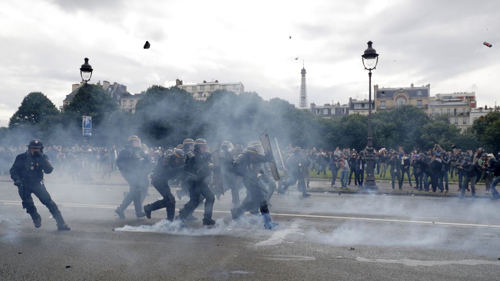 15 heridos y 26 detenidos en una manifestación por la reforma laboral en París