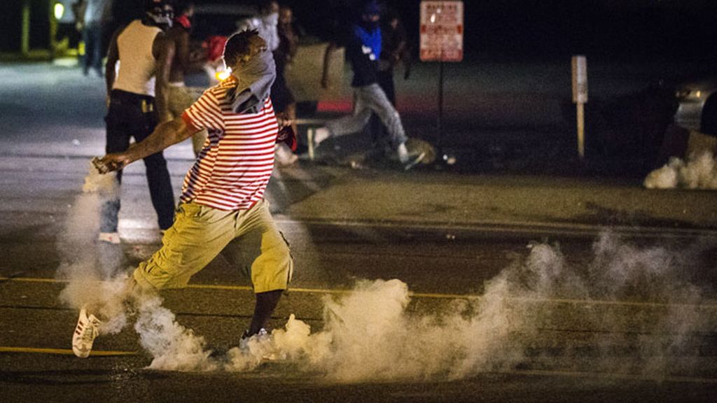 Gases lacrimógenos en las protestas raciales en Ferguson
