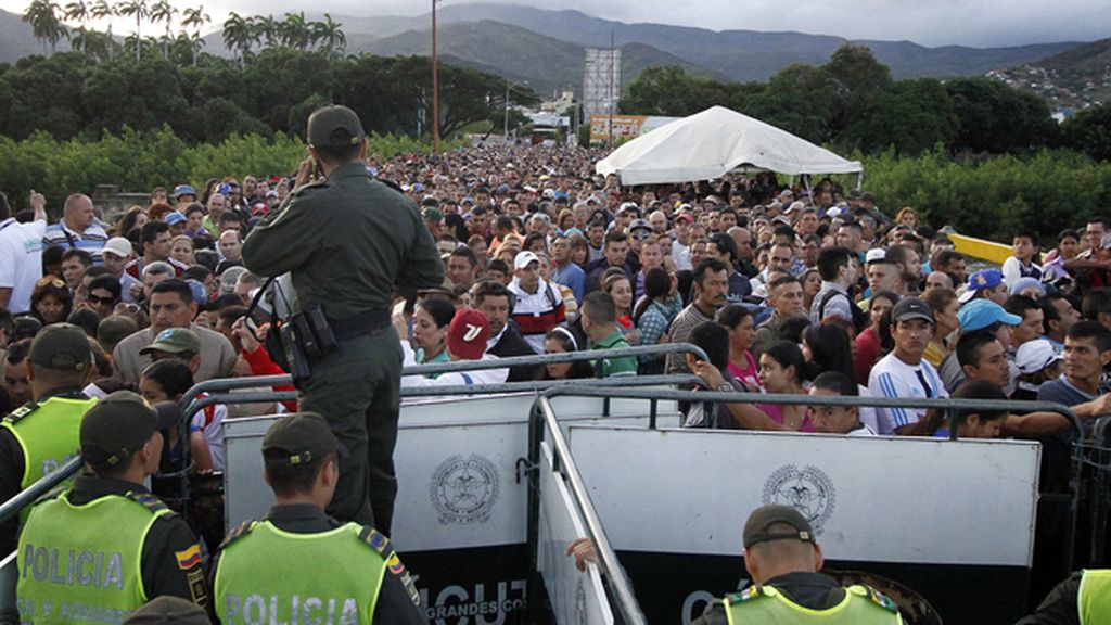 Avalancha de venezolanos en una nueva jornada de frontera abierta con Colombia