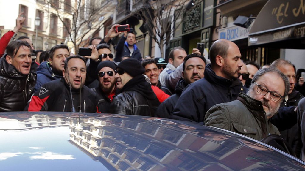 Policías municipales de Madrid rodean y acosan a su concejal de seguridad