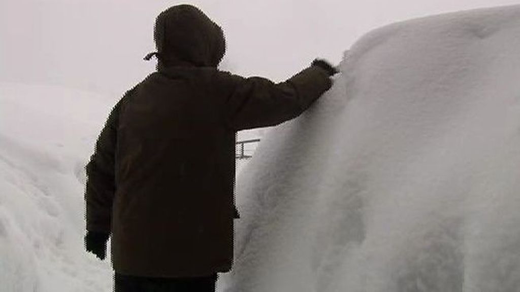 Las fuertes nevadas bloquean en la carretera a un autobús con un centenar de escolares