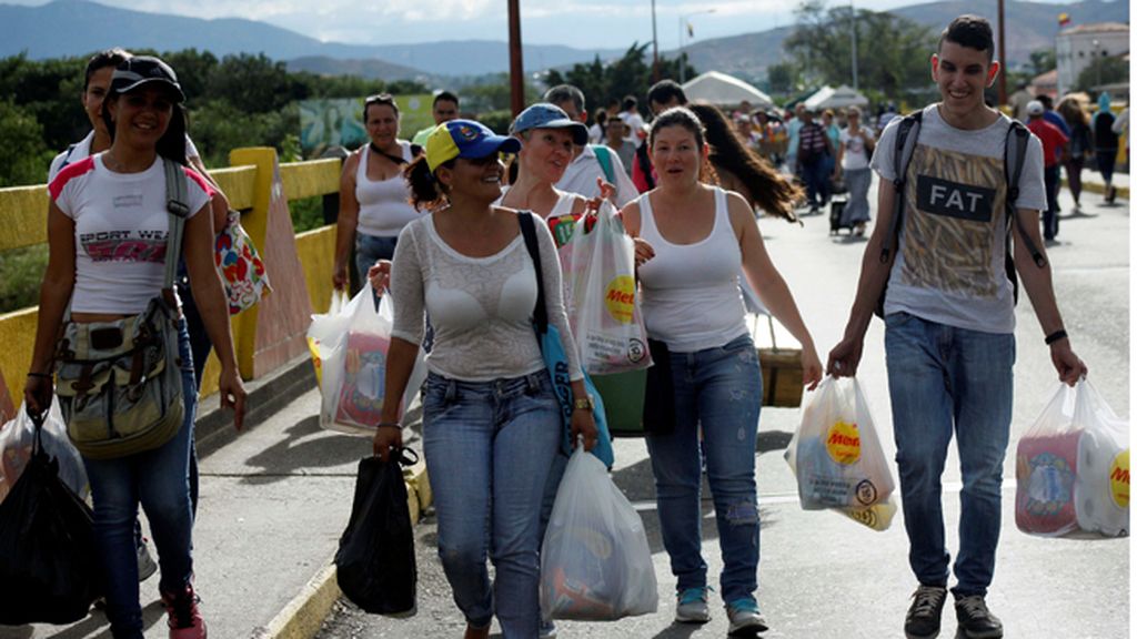 Venezuela reabre durante unas horas su frontera con Colombia